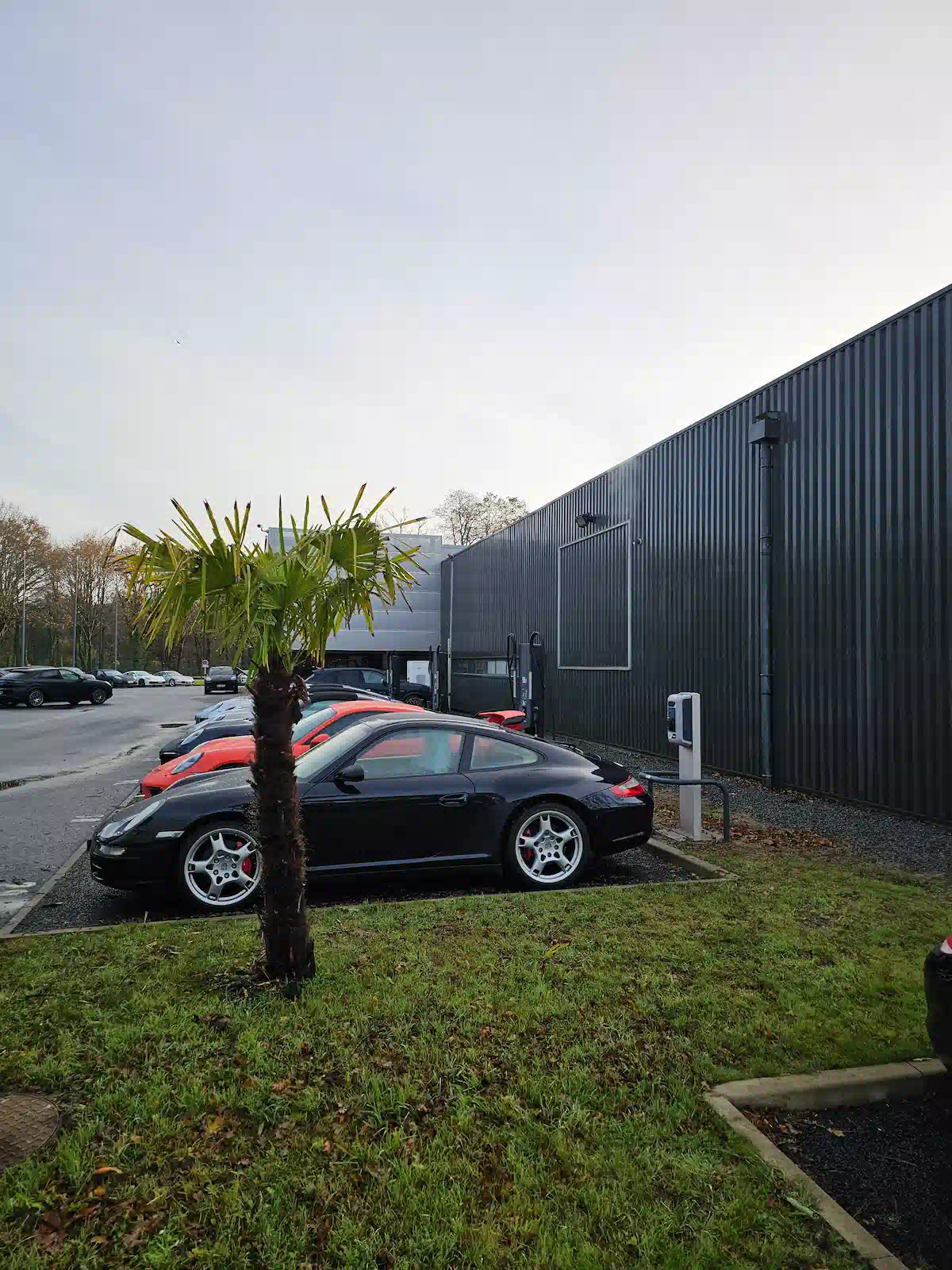 Parking terminé avec marquage au sol et bornes opérationnelles